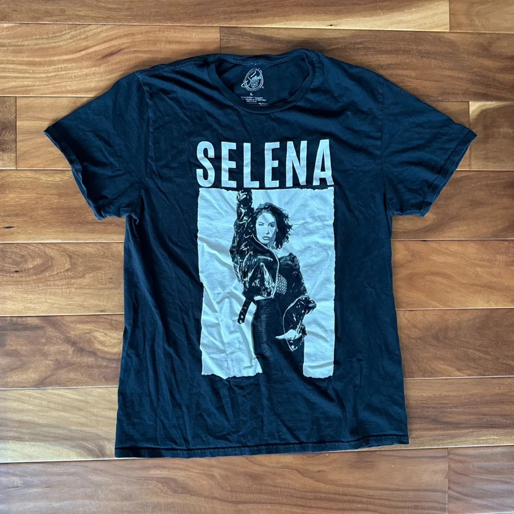 Selena Black Graphic Tee size Women’s Large